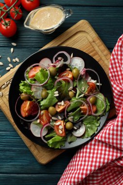 Tahini soslu sebze salatası ve ahşap arka planda lezzetli yemek kavramı.