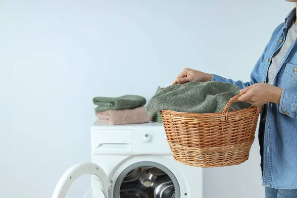 白を基調とした洗濯機と女子の家事の概念 — ストック写真