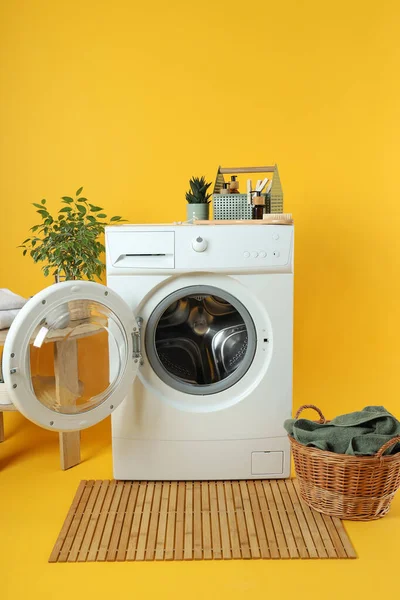 Conceito Trabalho Doméstico Com Máquina Lavar Roupa Fundo Amarelo — Fotografia de Stock