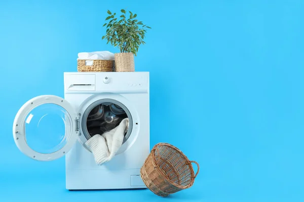 Concept Van Huishoudelijk Werk Met Wasmachine Blauwe Achtergrond — Stockfoto
