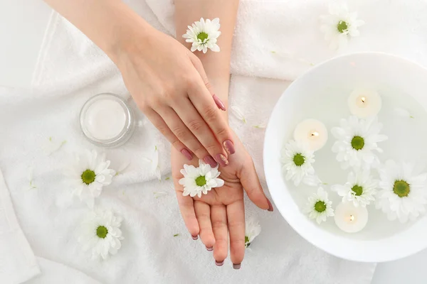 Konzept Der Handpflege Mit Kosmetik Auf Weißem Handtuchhintergrund — Stockfoto