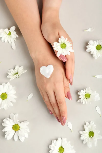 Konzept Der Handpflege Auf Grauem Hintergrund Mit Blumen — Stockfoto