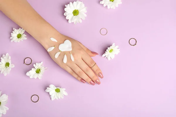 Konzept Der Handpflege Auf Lila Hintergrund Mit Blumen — Stockfoto