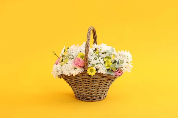 Sarı Arka Planda Güzel Çiçekli Sepet — Stok fotoğraf