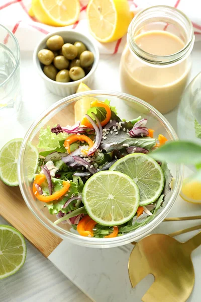 Conceito Comida Saborosa Com Salada Legumes Com Molho Tahini Fundo — Fotografia de Stock