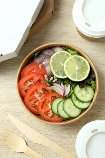Ahşap Arka Planda Sebze Salatası Olan Yemek Teslimatı Kavramı — Stok fotoğraf