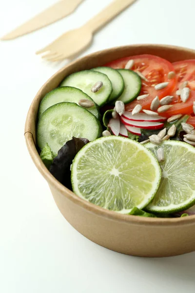 Konzept Der Essenslieferung Mit Gemüsesalat Auf Weißem Hintergrund — Stockfoto