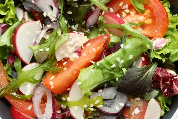 Concepto Sabrosa Comida Con Ensalada Verduras Con Salsa Tahini Por —  Fotos de Stock