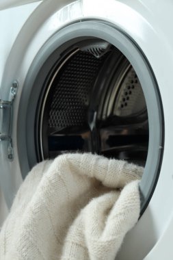 Çamaşır makinesiyle ev işi kavramı