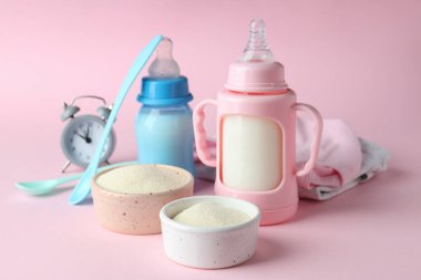 Gri dokuma masasında süt dökülmüş bebek maması kavramı