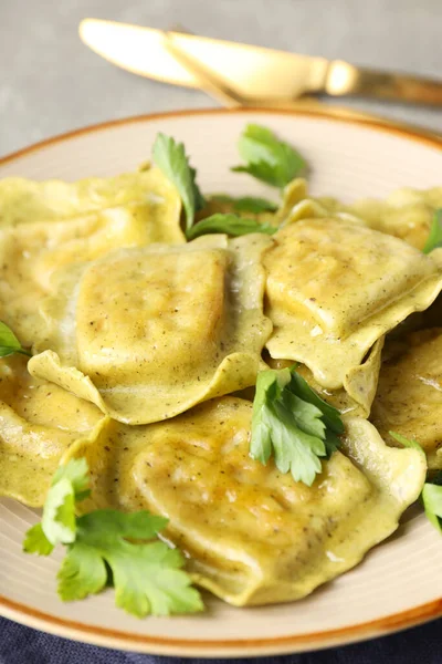 Gri arka planda ravioli olan lezzetli yemek konsepti
