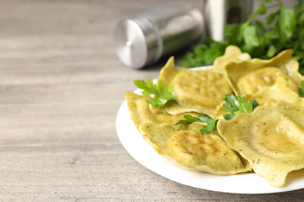 Arka planda ravioli olan lezzetli yemek konsepti.