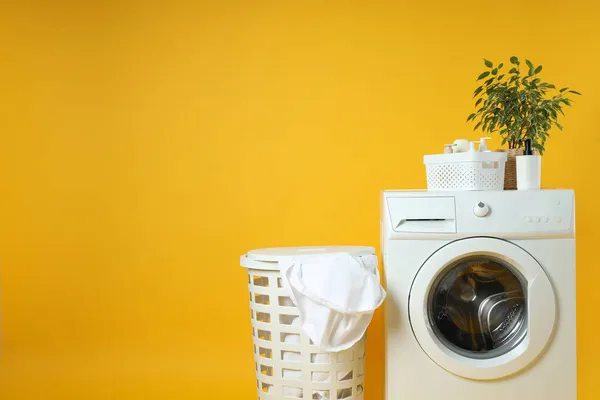 Conceito Trabalho Doméstico Com Máquina Lavar Roupa Fundo Amarelo — Fotografia de Stock