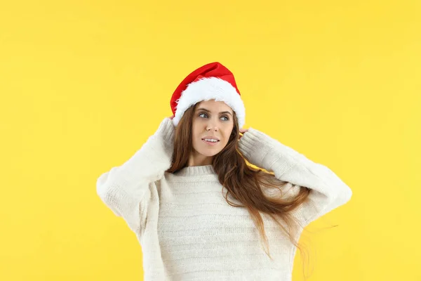 黄底圣诞老人帽迷人的女人 — 图库照片