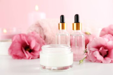 Beyaz masadaki kozmetik ürünlerle el bakımı kavramı