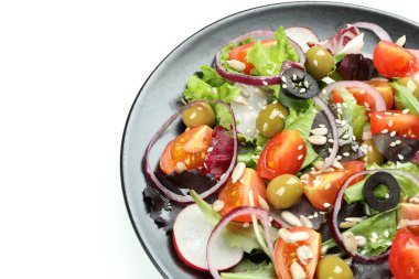 Beyaz arka planda tahini soslu sebze salatası ile nefis yemek kavramı