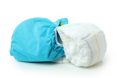 Beyaz arka planda yeniden kullanılabilir bebek bezi olan bebek kıyafetleri kavramı