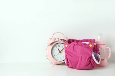 Beyaz arka planda yeniden kullanılabilir bebek bezi olan bebek kıyafetleri kavramı