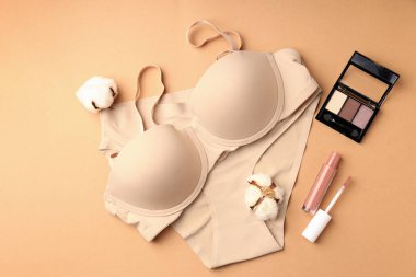 Bej arka planda iç çamaşırlı kadın kıyafetleri kavramı