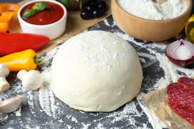 Gri ahşap arka planda pizza pişirme kavramı