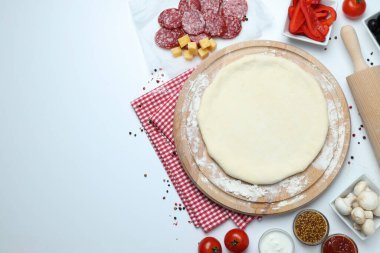 Beyaz arka planda pizza pişirme kavramı