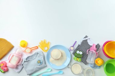 Gri desenli masada süt tozu ile bebek maması kavramı