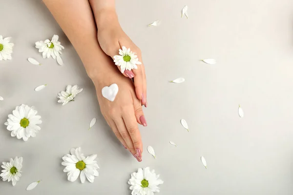 Konzept Der Handpflege Auf Grauem Hintergrund Mit Blumen — Stockfoto