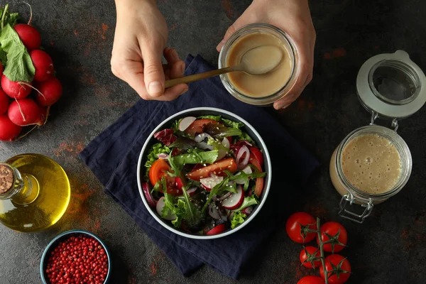 Tahini Soslu Sebze Salatası Koyu Dokulu Lezzetli Yemek Kavramı — Stok fotoğraf