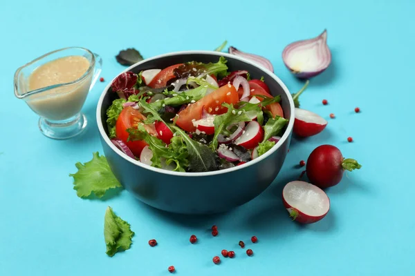 Fogalom Ízletes Ételek Növényi Saláta Tahini Mártással Kék Alapon — Stock Fotó