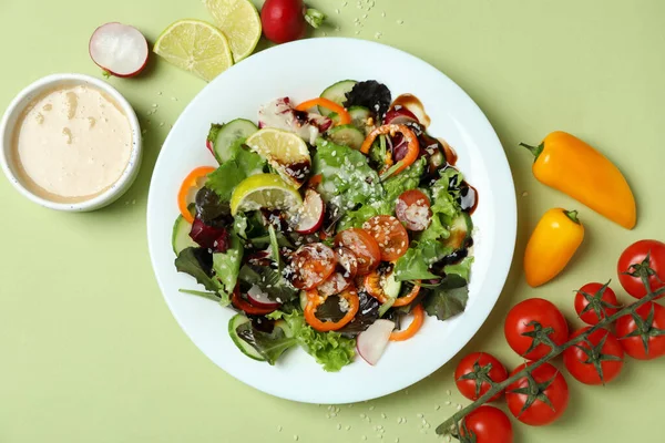 Concept Tasty Food Vegetable Salad Tahini Sauce Green Background — Stock Photo, Image