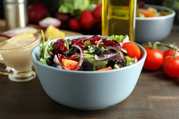 Tahini Soslu Sebze Salatası Ahşap Arka Planda Lezzetli Yemek Kavramı — Stok fotoğraf