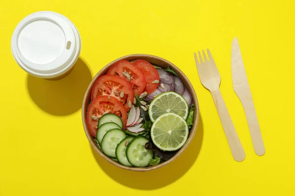 Conceito Entrega Alimentos Com Salada Legumes Fundo Amarelo — Fotografia de Stock