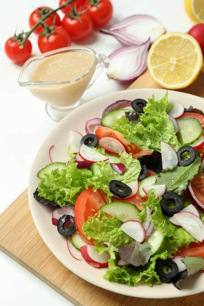 Beyaz Arka Planda Tahini Soslu Sebze Salatası Ile Lezzetli Yemek — Stok fotoğraf