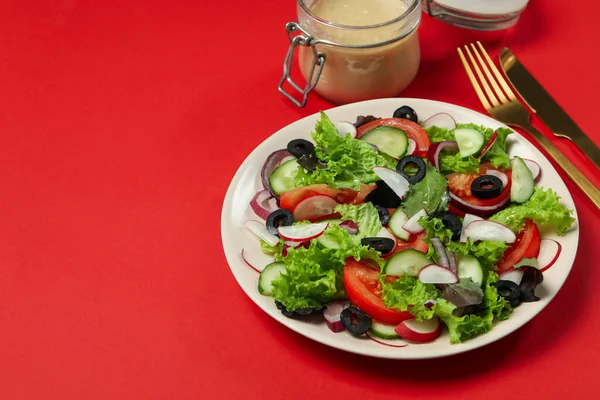 배경에 소스와 샐러드를 곁들인 맛있는 음식의 — 스톡 사진