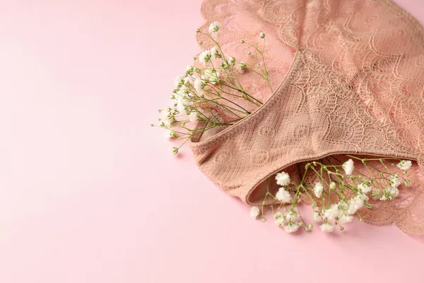 Έννοια Των Γυναικείων Ρούχων Κιλότα Ροζ Φόντο — Φωτογραφία Αρχείου