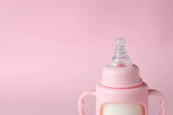 Konsep Makanan Bayi Dengan Susu Bubuk Atas Meja Bertekstur Abu — Stok Foto