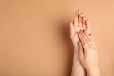 Bej arka planda el bakımı kavramı