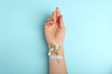 Mavi arka planda el bakımı kavramı