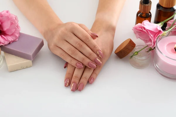 Konzept Der Handpflege Mit Kosmetik Auf Weißem Hintergrund — Stockfoto