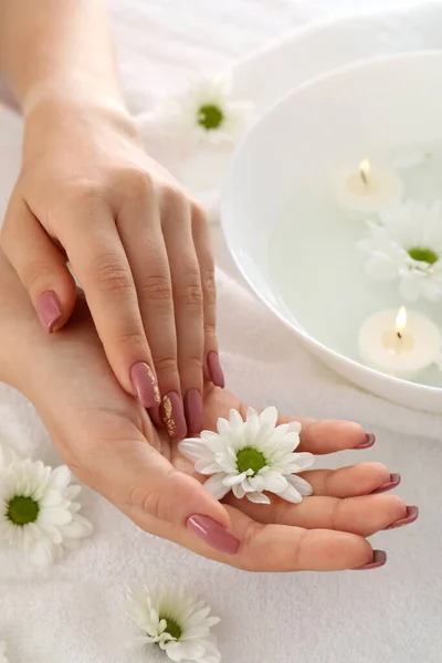 Konzept Der Handpflege Mit Kosmetik Auf Weißem Handtuchhintergrund — Stockfoto