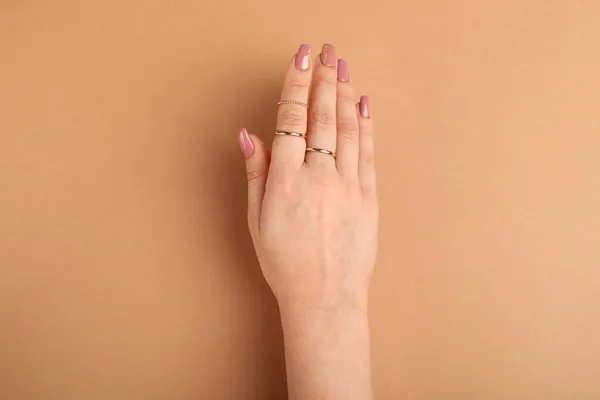 米色背景的手部护理概念 — 图库照片