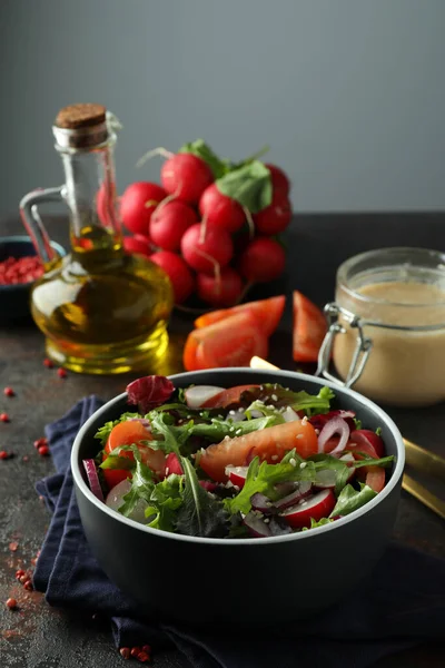 Sebze Salatalı Leziz Yemek Kavramı Tahini Soslu Koyu Dokulu Masa — Stok fotoğraf