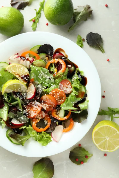 Conceito Comida Saborosa Com Salada Legumes Com Molho Tahini Fundo — Fotografia de Stock