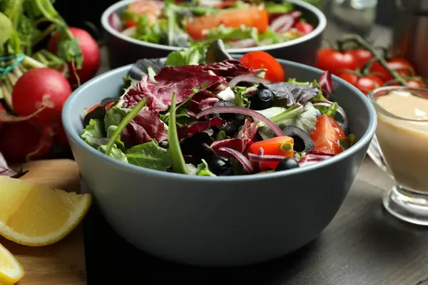 Concept Aliments Savoureux Avec Salade Légumes Avec Sauce Tahini Gros — Photo