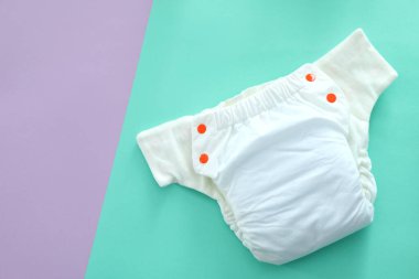 İki renkli arka planda yeniden kullanılabilir bebek bezi, kapat