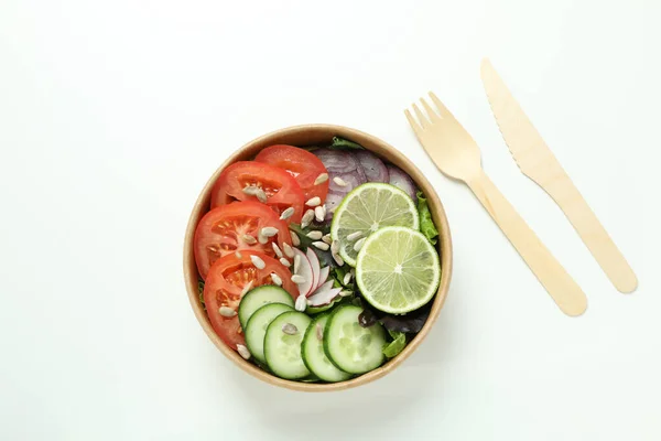 Konzept Der Essenslieferung Mit Gemüsesalat Auf Weißem Hintergrund — Stockfoto