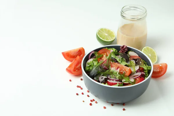 Konzept Der Schmackhaften Speisen Mit Gemüsesalat Mit Tahini Sauce Auf — Stockfoto