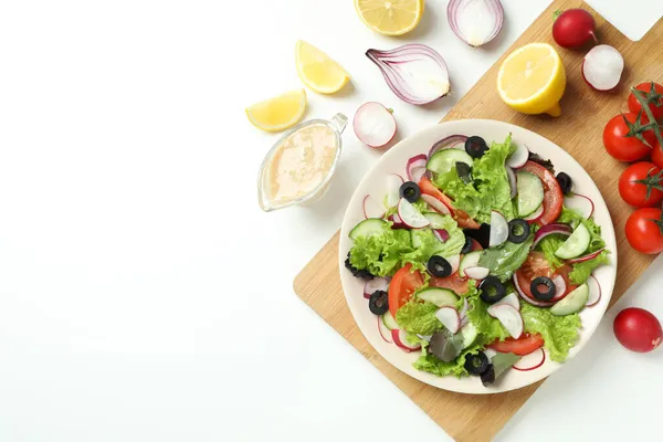 Koncept Chutného Jídla Zeleninovým Salátem Tahini Omáčkou Bílém Pozadí — Stock fotografie