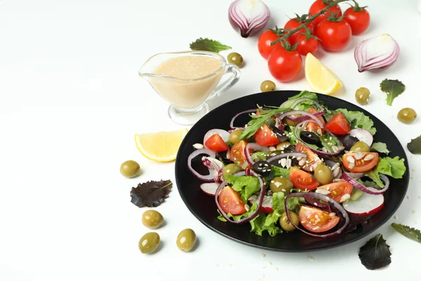 Έννοια Του Νόστιμο Φαγητό Σαλάτα Λαχανικών Σάλτσα Ταχίνι Λευκό Φόντο — Φωτογραφία Αρχείου