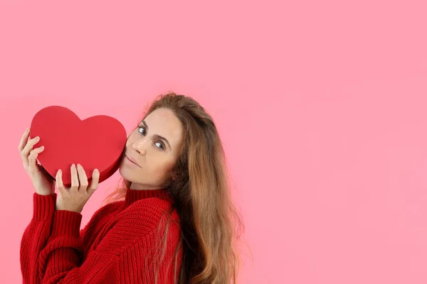 Mulher Atraente Mantém Coração Fundo Rosa — Fotografia de Stock